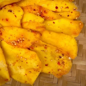 Những lát xoài dẻo mềm phủ muối ớt hấp dẫn, chua cay chuẩn vị