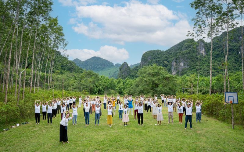 Team building là gì? Khám phá những hoạt động team building bãi biển, team building game hấp dẫn và gợi ý món ăn vặt cho cả nhóm.