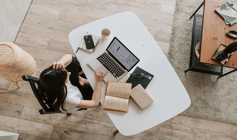 Freelancer là gì và làm thế nào để bắt đầu công việc freelancer tại nhà? Khám phá cơ hội, ưu điểm, thách thức và bí quyết thành công dành cho người mới.