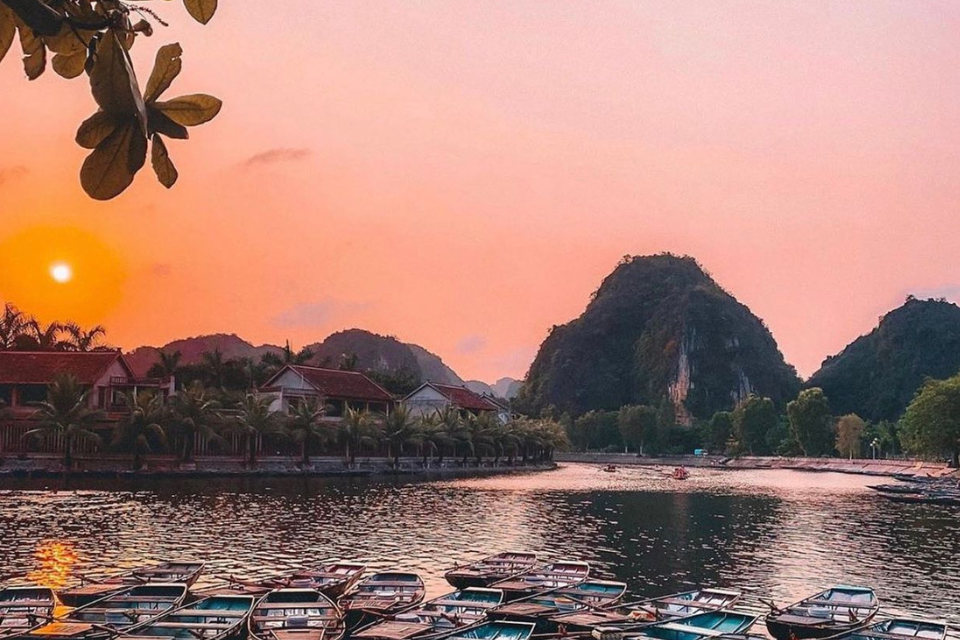 Khám phá những cafe ngắm hoàng hôn, trải nghiệm các địa điểm ngắm cảnh đẹp như ngắm hoàng hôn Măng Đen, ngắm hoàng hôn Nam Du và chuẩn bị món ăn vặt cho chuyến đi thêm trọn vẹn.