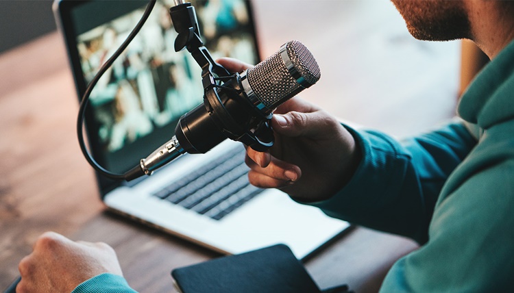Tìm hiểu podcast là gì, khám phá sức hút của podcast audio và chuẩn bị những món ăn vặt ngon cho mỗi lần lắng nghe.