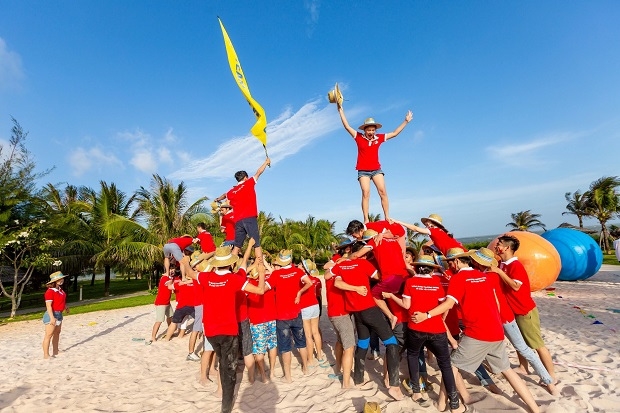 Team building là gì? Khám phá những hoạt động team building bãi biển, team building game hấp dẫn và gợi ý món ăn vặt cho cả nhóm.