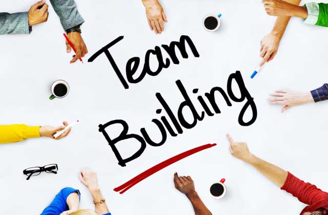 Team building là gì? Khám phá những hoạt động team building bãi biển, team building game hấp dẫn và gợi ý món ăn vặt cho cả nhóm.